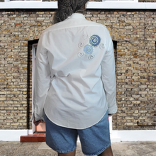 Load image into Gallery viewer, 90s Vintage Get Lucky White Button Up Shirt Size L