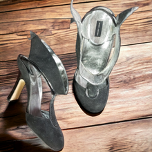 Load image into Gallery viewer, Lucille Golden Vintage Marc Jacobs Black T Pump Heels Preowned, Vintage