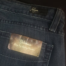 Load image into Gallery viewer, Online Vintage Shop, Vintage Clothing Boutique, Vintage, Women's Clothing, Seconhand, Distressed Vintage Designs, Sustainable Fashion