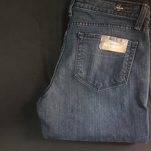 Load image into Gallery viewer, Online Vintage Shop, Vintage Clothing Boutique, Vintage, Women's Clothing, Seconhand, Distressed Vintage Designs, Sustainable Fashion