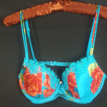 Load image into Gallery viewer, Online Vintage Shop, Vintage Clothing Boutique, Vintage, Women's Clothing, Seconhand, Distressed Vintage Designs, Sustainable Fashion