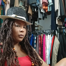 Load image into Gallery viewer, Online Vintage Shop, Vintage Clothing Boutique, Vintage, Women's Clothing, Seconhand, Distressed Vintage Designs, Sustainable Fashion