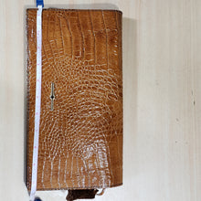 Load image into Gallery viewer, Online Vintage Shop, Vintage Clothing Boutique, Vintage, Women's Clothing, Seconhand, Distressed Vintage Designs, Sustainable Fashion