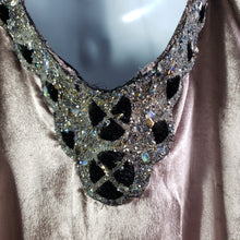 Load image into Gallery viewer, Online Vintage Shop, Vintage Clothing Boutique, Vintage, Women's Clothing, Seconhand, Distressed Vintage Designs, Sustainable Fashion