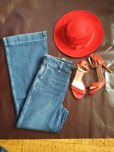 Load image into Gallery viewer, Online Vintage Shop, Vintage Clothing Boutique, Vintage, Women's Clothing, Seconhand, Distressed Vintage Designs, Sustainable Fashion