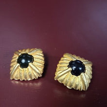 Load image into Gallery viewer, Online Vintage Shop, Vintage Clothing Boutique, Vintage, Women's Clothing, Seconhand, Distressed Vintage Designs, Sustainable Fashion