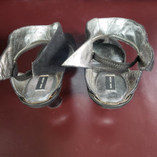 Load image into Gallery viewer, Online Vintage Shop, Vintage Clothing Boutique, Vintage, Women's Clothing, Seconhand, Distressed Vintage Designs, Sustainable Fashion