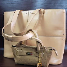 Load image into Gallery viewer, Online Vintage Shop, Vintage Clothing Boutique, Vintage, Women's Clothing, Seconhand, Distressed Vintage Designs, Sustainable Fashion