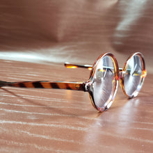 Load image into Gallery viewer, Online Vintage Shop, Vintage Clothing Boutique, Vintage, Women's Clothing, Seconhand, Distressed Vintage Designs, Sustainable Fashion