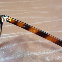 Load image into Gallery viewer, Online Vintage Shop, Vintage Clothing Boutique, Vintage, Women's Clothing, Seconhand, Distressed Vintage Designs, Sustainable Fashion