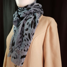 Load image into Gallery viewer, Online Vintage Shop, Vintage Clothing Boutique, Vintage, Women's Clothing, Seconhand, Distressed Vintage Designs, Sustainable Fashion