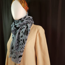 Load image into Gallery viewer, Online Vintage Shop, Vintage Clothing Boutique, Vintage, Women's Clothing, Seconhand, Distressed Vintage Designs, Sustainable Fashion