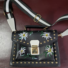 Load image into Gallery viewer, Online Vintage Shop, Vintage Clothing Boutique, Vintage, Women's Clothing, Seconhand, Distressed Vintage Designs, Sustainable Fashion