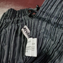 Load image into Gallery viewer, Online Vintage Shop, Vintage Clothing Boutique, Vintage, Women's Clothing, Seconhand, Distressed Vintage Designs, Sustainable Fashion