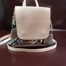 Load image into Gallery viewer, Online Vintage Shop, Vintage Clothing Boutique, Vintage, Women's Clothing, Seconhand, Distressed Vintage Designs, Sustainable Fashion