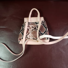 Load image into Gallery viewer, Online Vintage Shop, Vintage Clothing Boutique, Vintage, Women's Clothing, Seconhand, Distressed Vintage Designs, Sustainable Fashion