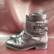 Load image into Gallery viewer, Online Vintage Shop, Vintage Clothing Boutique, Vintage, Women's Clothing, Seconhand, Distressed Vintage Designs, Sustainable Fashion