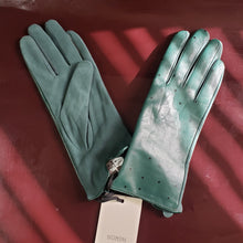 Load image into Gallery viewer, Online Vintage Shop, Vintage Clothing Boutique, Vintage, Women's Clothing, Seconhand, Distressed Vintage Designs, Sustainable Fashion