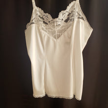 Load image into Gallery viewer, Online Vintage Shop, Vintage Clothing Boutique, Vintage, Women's Clothing, Seconhand, Distressed Vintage Designs, Sustainable Fashion