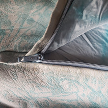 Load image into Gallery viewer, Online Vintage Shop, Vintage Clothing Boutique, Vintage, Women's Clothing, Seconhand, Distressed Vintage Designs, Sustainable Fashion