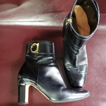 Load image into Gallery viewer, Online Vintage Shop, Vintage Clothing Boutique, Vintage, Women's Clothing, Seconhand, Distressed Vintage Designs, Sustainable Fashion