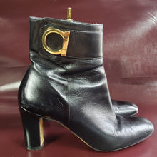 Load image into Gallery viewer, Online Vintage Shop, Vintage Clothing Boutique, Vintage, Women's Clothing, Seconhand, Distressed Vintage Designs, Sustainable Fashion