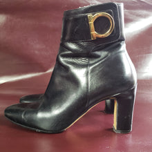 Load image into Gallery viewer, Online Vintage Shop, Vintage Clothing Boutique, Vintage, Women's Clothing, Seconhand, Distressed Vintage Designs, Sustainable Fashion