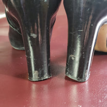 Load image into Gallery viewer, Online Vintage Shop, Vintage Clothing Boutique, Vintage, Women's Clothing, Seconhand, Distressed Vintage Designs, Sustainable Fashion