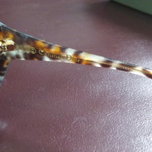 Load image into Gallery viewer, Online Vintage Shop, Vintage Clothing Boutique, Vintage, Women's Clothing, Seconhand, Distressed Vintage Designs, Sustainable Fashion