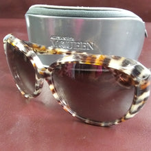 Load image into Gallery viewer, Online Vintage Shop, Vintage Clothing Boutique, Vintage, Women's Clothing, Seconhand, Distressed Vintage Designs, Sustainable Fashion