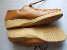 Load image into Gallery viewer, Online Vintage Shop, Vintage Clothing Boutique, Vintage, Women's Clothing, Seconhand, Distressed Vintage Designs, Sustainable Fashion