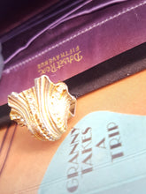 Load image into Gallery viewer, Online Vintage Shop, Vintage Clothing Boutique, Vintage, Women's Clothing, Seconhand, Distressed Vintage Designs, Sustainable Fashion