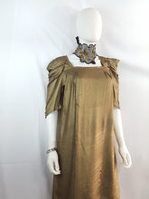 Load image into Gallery viewer, Online Vintage Shop, Vintage Clothing Boutique, Vintage, Women's Clothing, Seconhand, Distressed Vintage Designs, Sustainable Fashion