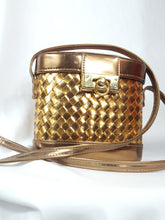 Load image into Gallery viewer, Online Vintage Shop, Vintage Clothing Boutique, Vintage, Women's Clothing, Seconhand, Distressed Vintage Designs, Sustainable Fashion