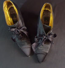 Load image into Gallery viewer, Online Vintage Shop, Vintage Clothing Boutique, Vintage, Women's Clothing, Seconhand, Distressed Vintage Designs, Sustainable Fashion