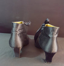 Load image into Gallery viewer, Online Vintage Shop, Vintage Clothing Boutique, Vintage, Women's Clothing, Seconhand, Distressed Vintage Designs, Sustainable Fashion