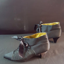 Load image into Gallery viewer, Online Vintage Shop, Vintage Clothing Boutique, Vintage, Women's Clothing, Seconhand, Distressed Vintage Designs, Sustainable Fashion