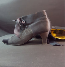 Load image into Gallery viewer, Online Vintage Shop, Vintage Clothing Boutique, Vintage, Women's Clothing, Seconhand, Distressed Vintage Designs, Sustainable Fashion