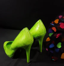 Load image into Gallery viewer, Online Vintage Shop, Vintage Clothing Boutique, Vintage, Women's Clothing, Seconhand, Distressed Vintage Designs, Sustainable Fashion