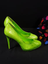 Load image into Gallery viewer, Online Vintage Shop, Vintage Clothing Boutique, Vintage, Women's Clothing, Seconhand, Distressed Vintage Designs, Sustainable Fashion