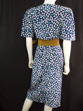 Load image into Gallery viewer, Online Vintage Shop, Vintage Clothing Boutique, Vintage, Women's Clothing, Seconhand, Distressed Vintage Designs, Sustainable Fashion