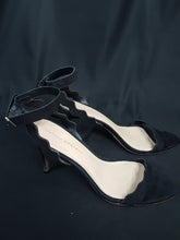 Load image into Gallery viewer, Online Vintage Shop, Vintage Clothing Boutique, Vintage, Women's Clothing, Seconhand, Distressed Vintage Designs, Sustainable Fashion