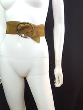 Load image into Gallery viewer, Online Vintage Shop, Vintage Clothing Boutique, Vintage, Women's Clothing, Seconhand, Distressed Vintage Designs, Sustainable Fashion