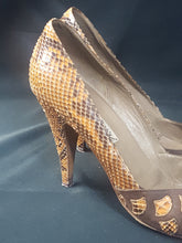 Load image into Gallery viewer, Online Vintage Shop, Vintage Clothing Boutique, Vintage, Women's Clothing, Seconhand, Distressed Vintage Designs, Sustainable Fashion