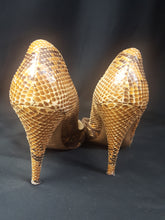 Load image into Gallery viewer, Online Vintage Shop, Vintage Clothing Boutique, Vintage, Women's Clothing, Seconhand, Distressed Vintage Designs, Sustainable Fashion