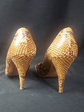 Load image into Gallery viewer, Online Vintage Shop, Vintage Clothing Boutique, Vintage, Women's Clothing, Seconhand, Distressed Vintage Designs, Sustainable Fashion