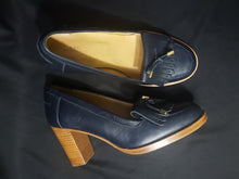 Load image into Gallery viewer, Online Vintage Shop, Vintage Clothing Boutique, Vintage, Women's Clothing, Seconhand, Distressed Vintage Designs, Sustainable Fashion