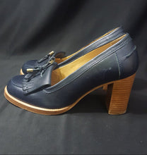 Load image into Gallery viewer, Online Vintage Shop, Vintage Clothing Boutique, Vintage, Women's Clothing, Seconhand, Distressed Vintage Designs, Sustainable Fashion