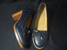 Load image into Gallery viewer, Online Vintage Shop, Vintage Clothing Boutique, Vintage, Women's Clothing, Seconhand, Distressed Vintage Designs, Sustainable Fashion