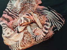 Load image into Gallery viewer, Online Vintage Shop, Vintage Clothing Boutique, Vintage, Women's Clothing, Seconhand, Distressed Vintage Designs, Sustainable Fashion